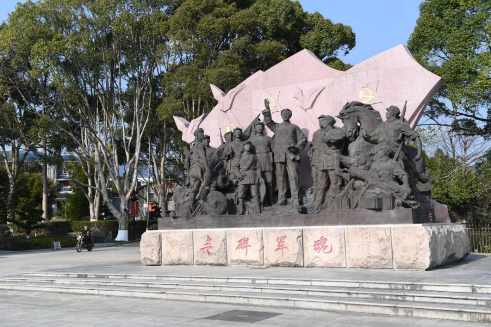 古田會(huì)議紀(jì)念館前的“豐碑軍魂”雕塑群（ 2021年1月25日攝）。新華社記者林善傳攝